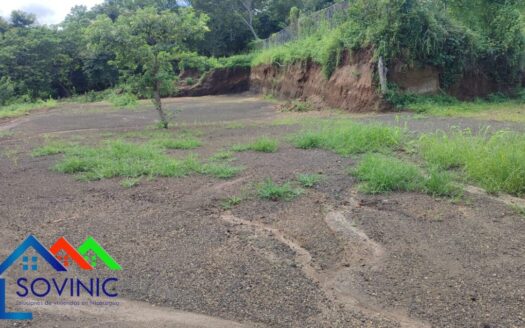 Venta de terreno de 1,700 vrs2. en Villa Fontana