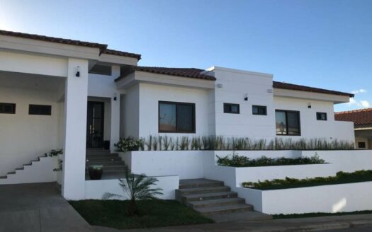 Renta de casa en Condominio Santa Lucia Managua